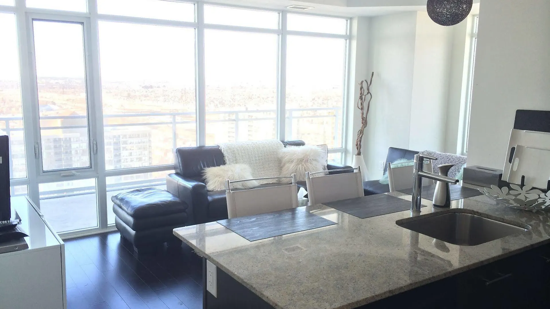 Square One Fully Furnished Suite Mississauga