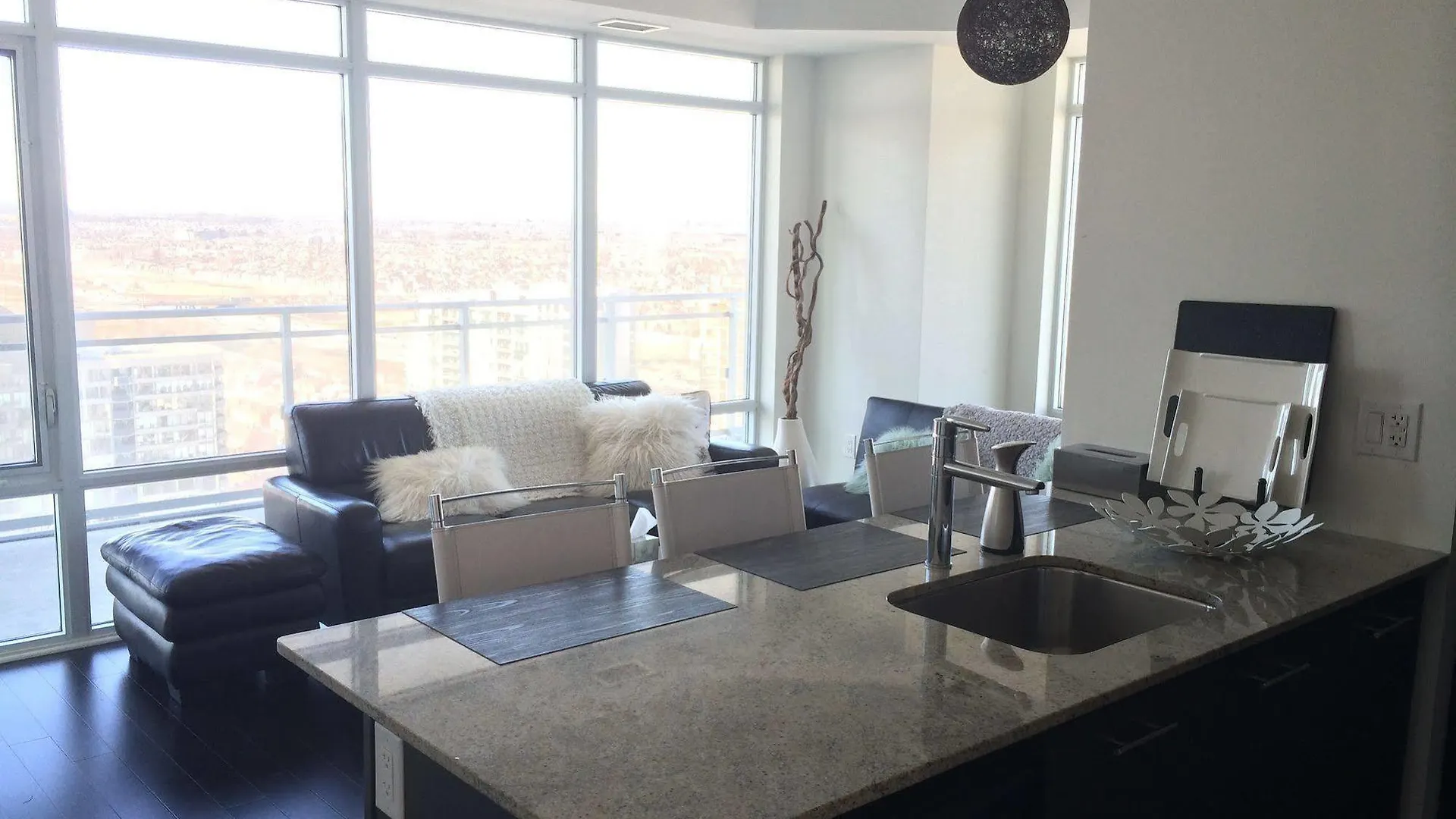 Square One Fully Furnished Suite Mississauga